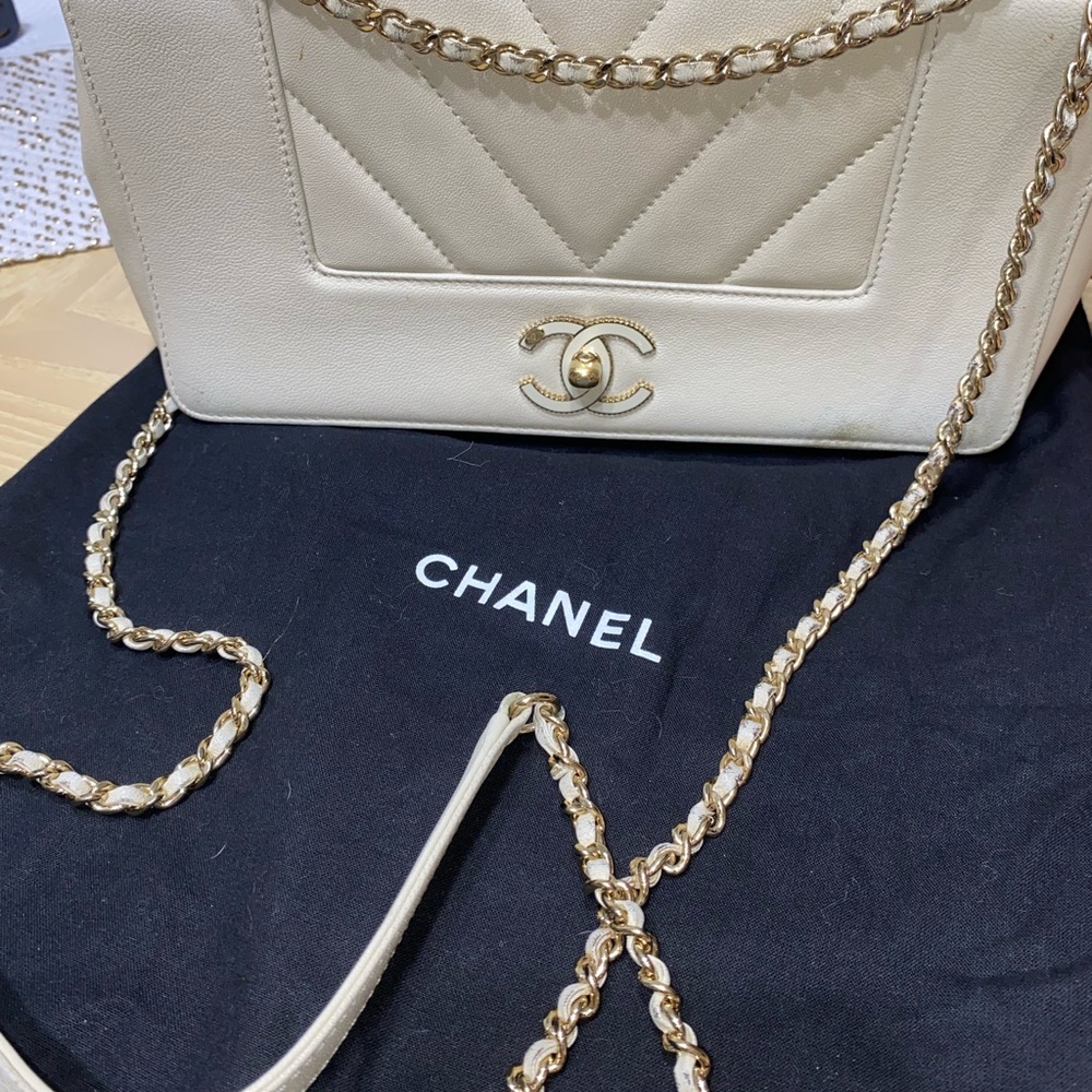 Chanel Cream Quilted Shoulder Bag with Gold Chain